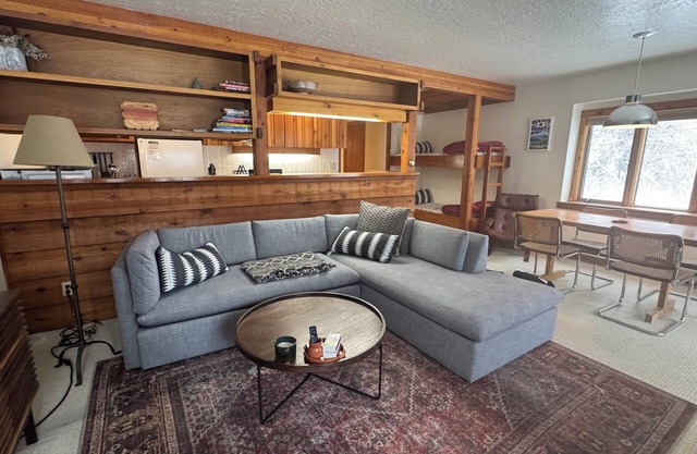 Cozy condo in the Aspens - 1 bed, 1 double bunk, 1 bath, w/ fireplace & W/D!