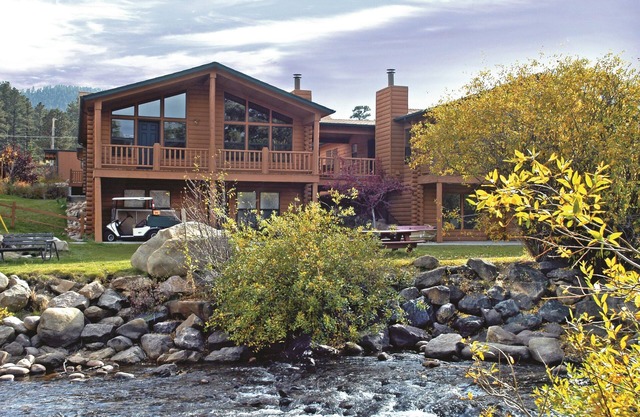 Condo confortable près du parc national des montagnes Rocheuses avec cheminée, piscine du complexe et Wi-Fi