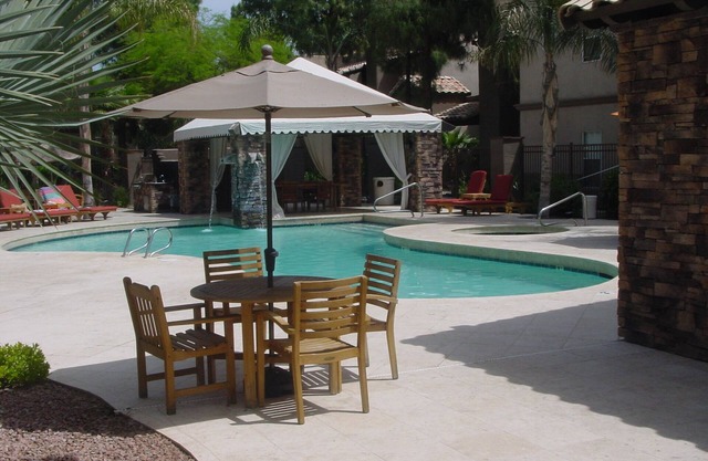 Condo de luxe donnant sur son luxuriant Verts et un palmier Dans Ensoleillé Scottsdale