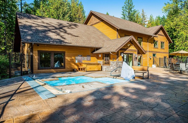 Cozy condo with deck, wood stove, pool, sauna, tennis - near skiing & fishing