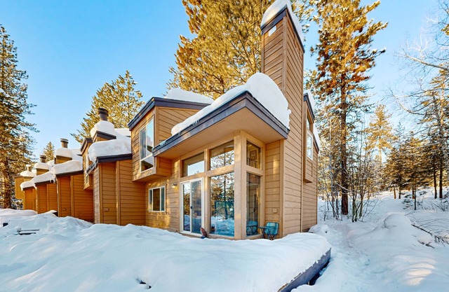 Condo confortable avec terrasse et foyer au bois - accès facile au golf et aux pistes!Con confortable
