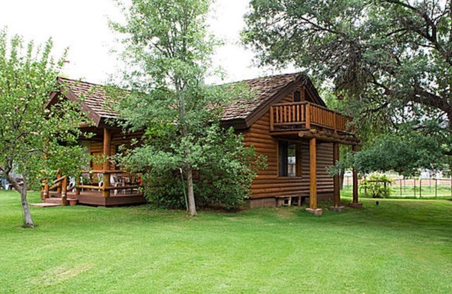 Confortable cabane contemporaine au bord de l'eau près de Sedona.