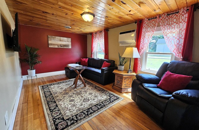 Cozy & Convenient Home Near The University/Bangor