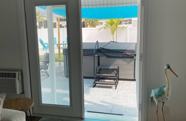 Cozy convenient location to Sanibel and Fort Myers Beaches.