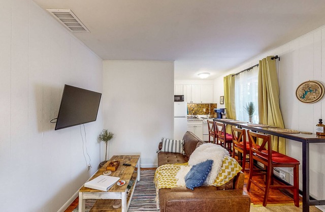Cozy corner apt in conveniently located fourplex - near downtown, university