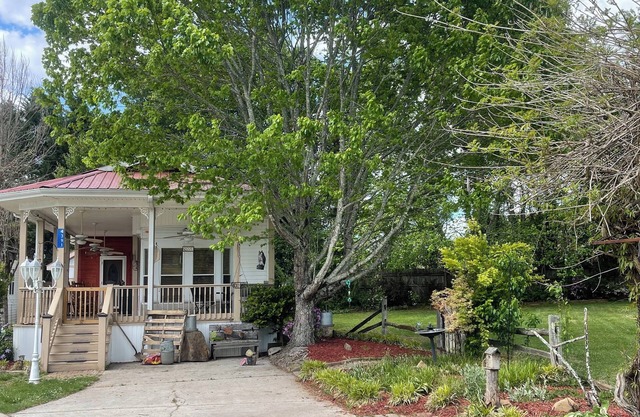 Cozy corner getaway in the mountains-Minutes away from Helen,GA/GA Mt Fairground