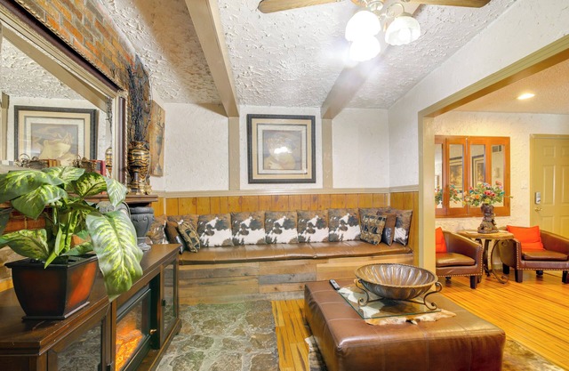 Cozy Corner in Memphis - 4 Miles to Graceland!