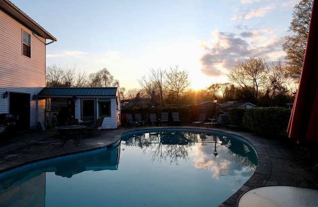 Cozy Corner Retreat - Pool, Sunroom, 0.7 Acres, 5 Minutes to the Beach
