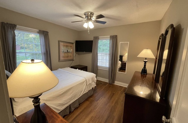Cozy Cottage 2 bdrm w/ covered porch, 1 mile to xway, XL parking area.