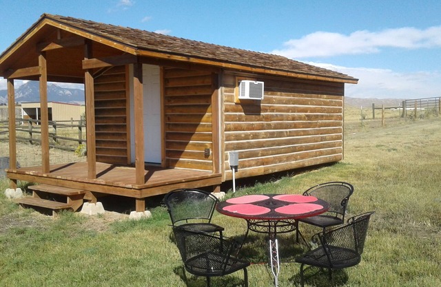Cabine confortable au pied des montagnes de Big Horn, vue magnifique, hébergement pour chevaux