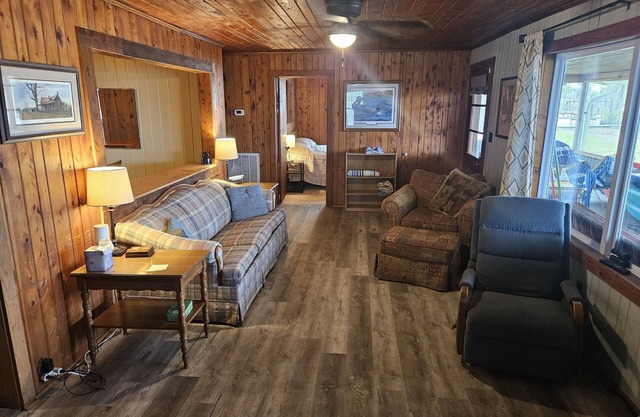 Cozy cottage at White Lake 4 Bedroom and 2 Bath is able to sleep 11-13
