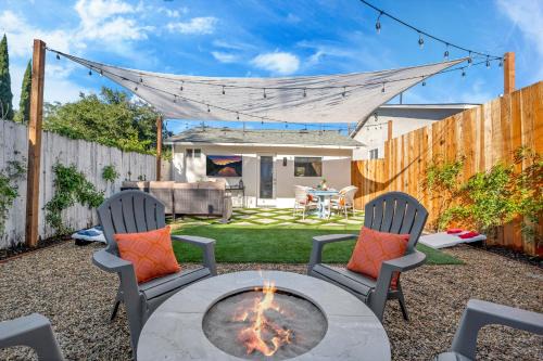Cozy Cottage, Brand New, fully Private, walk to Everything