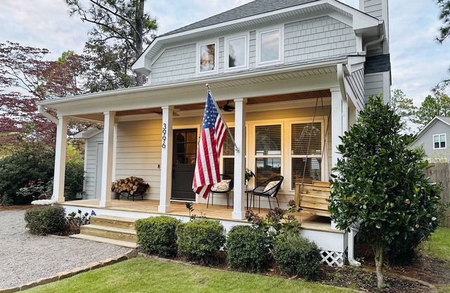 Cozy cottage close to it all - pet friendly!