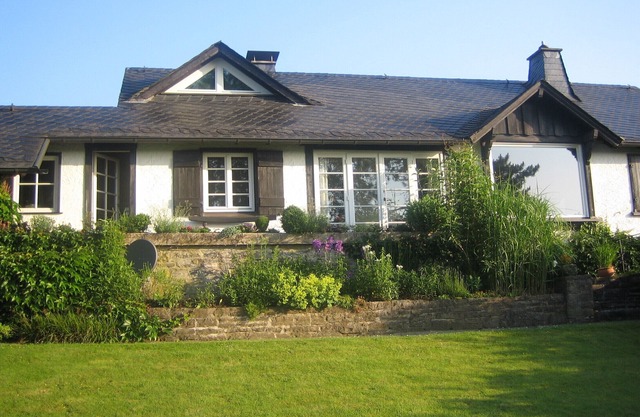 Chalet confortable avec vue sur le lac et grand jardin