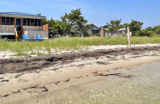 Cozy Cottage for 2 with it's own private beach right on the Pamlico sound.
