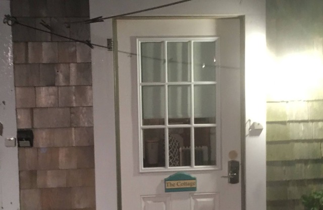Cozy cottage great mid island location 1 mile to beach and 1 mile to town