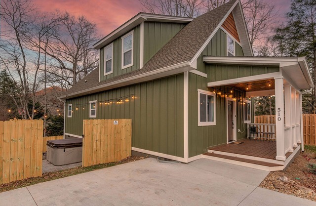 Cozy Cottage- Hot Tub/16 mi from Asheville/ Fire Pit/Arcade/Foosball