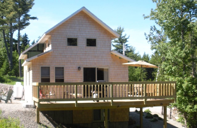 New Cottage In Town & dans les bois avec un petit ruisseau côté