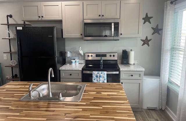 Cozy cottage in Grand Isle, LA Perfect location, and close to the beach.