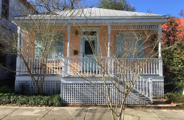 Cottage confortable dans le quartier historique! 3 pâtés de maisons pour manger! 10 min Water Street. Wifi