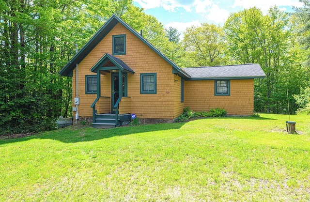 Cozy Cottage in Newbury, NH - Walkable to Lake Sunapee