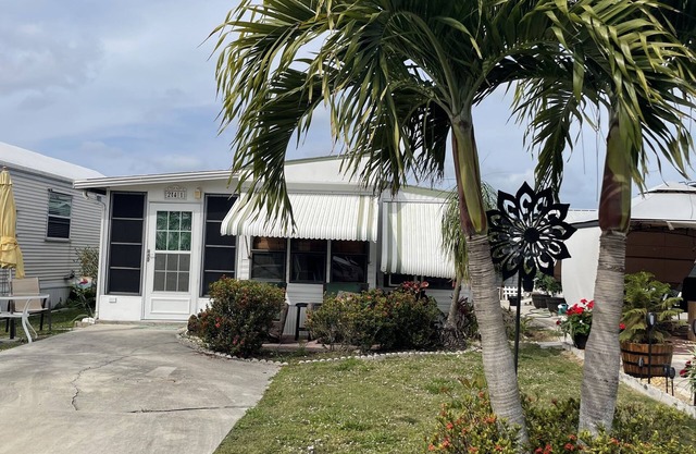 Cozy cottage in peaceful Naples close to beaches with WiFi, AC, fitness room