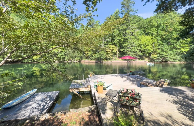 Cozy Cottage in the Cove, beautiful Lake Summit! Recently renovated.