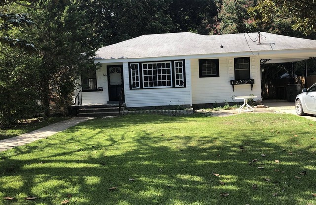 Cozy cottage in the park -yet close to the action