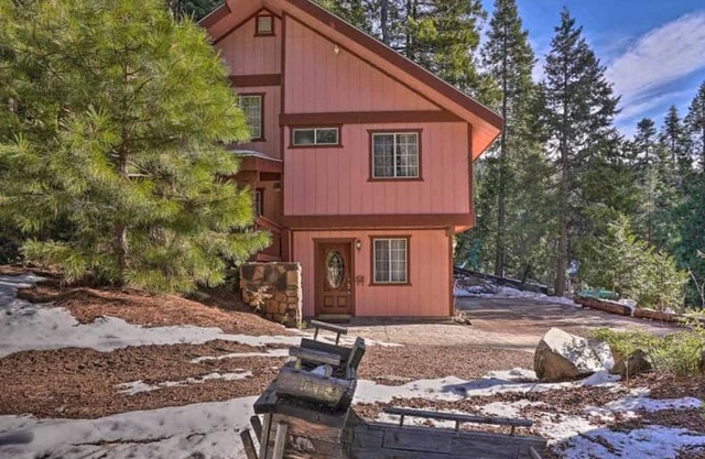 Cozy Cottage inside Yosemite National Park w/ Patio, Gas Grill, Free WiFi