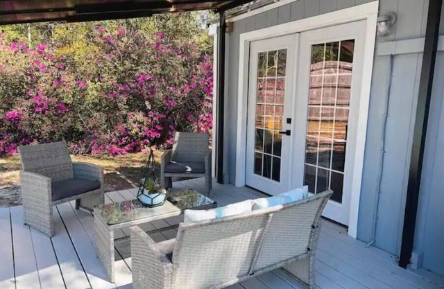 Cozy Cottage - King Bed - Close to Beaches - Dog Friendly - Firepit