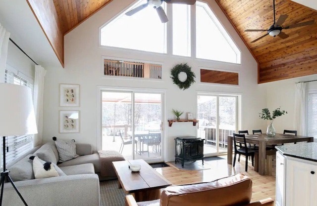 Cozy Cottage-Lakefront View-Kayaks-Hot tub