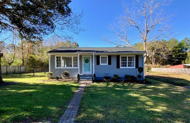 Cozy Cottage located within minutes of Air Station and Beach - Dogs are Welcome!