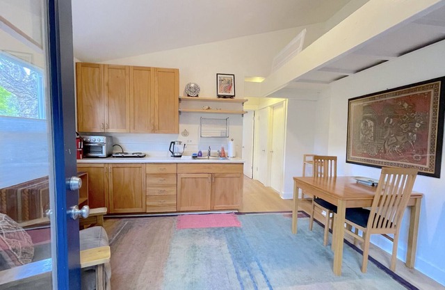 Cozy Cottage located in the Upper Westside of Santa Cruz!
