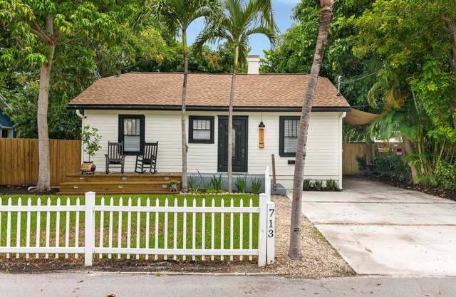 Cozy Cottage - Mins to Beach & DT - Tropical Yard