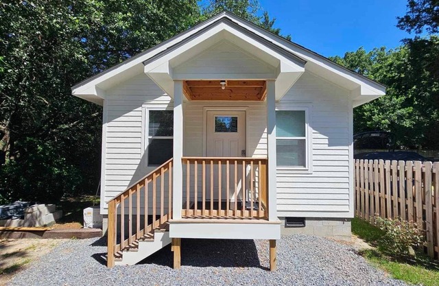 Cozy cottage minutes from downtown Southern Pines!
