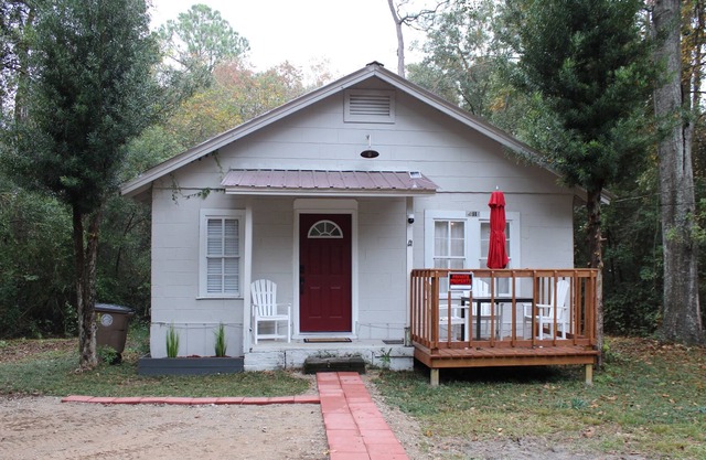 Cozy cottage minutes from downtown Mobile, Bel Air mall, Top Golf, and more.