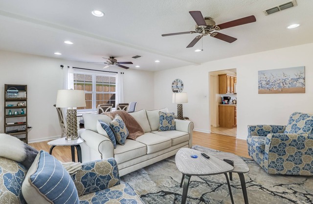 Cozy Cottage Near Beach Sleeps 9