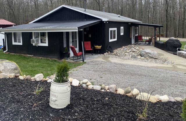Cozy Cottage near Higgings Lake