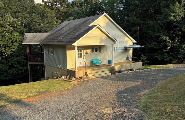 Cozy Cottage near Lake Tillery, Uwharrie Forest. Bring boat or kayaks!