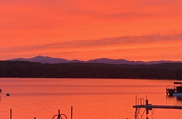 Cozy Cottage near Shawnee Peak on Highland Lake close to downtown BRIDGTON!!