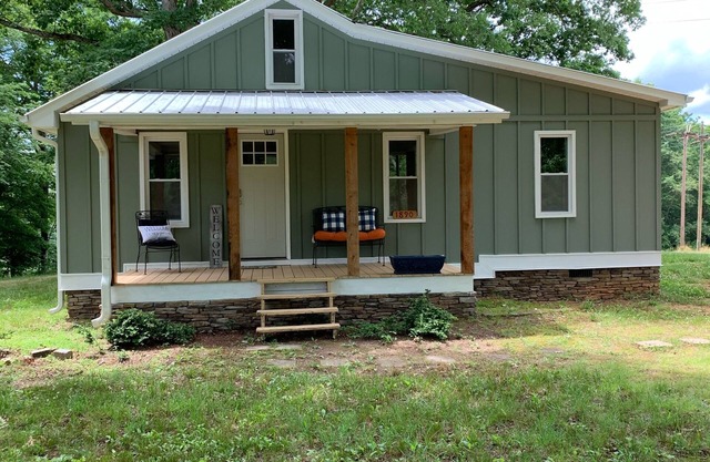 Cozy Cottage near the Dan River
