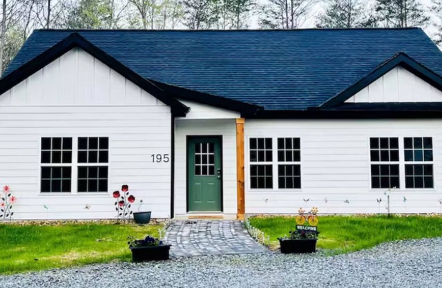Cozy Cottage Near the Lake