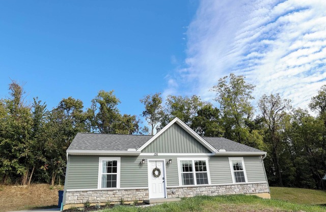 COZY COTTAGE - Near The Ark! A beautiful, cozy and comfy home you will love!