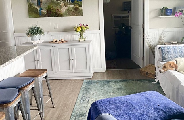 Cozy Cottage nestled between Sargent Beach and ICW