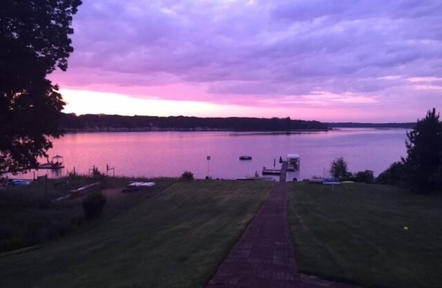 Chalet confortable sur Big Star Lake avec vue sur le coucher du soleil et plaisir en famille!