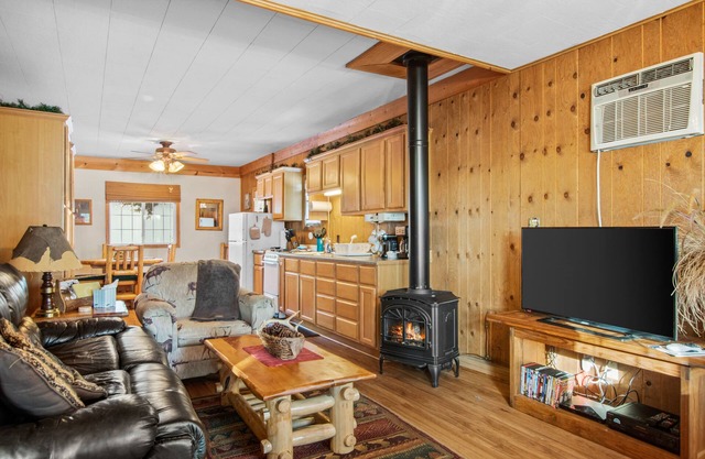 Chalet confortable sur le lac Grand Portage, à droite sur le VTT et le sentier de motoneige!
