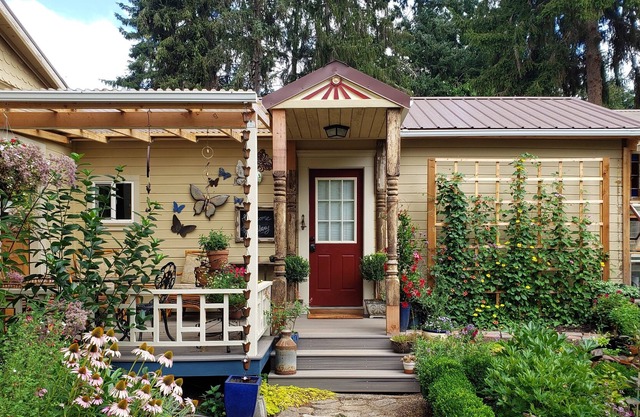 Cozy Cottage on hobby farm in rural historic small town