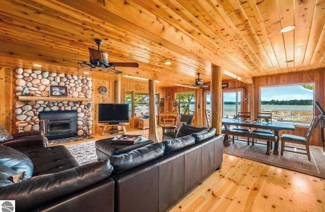 Cozy Cottage w/hot tub on Lake Margrethe...