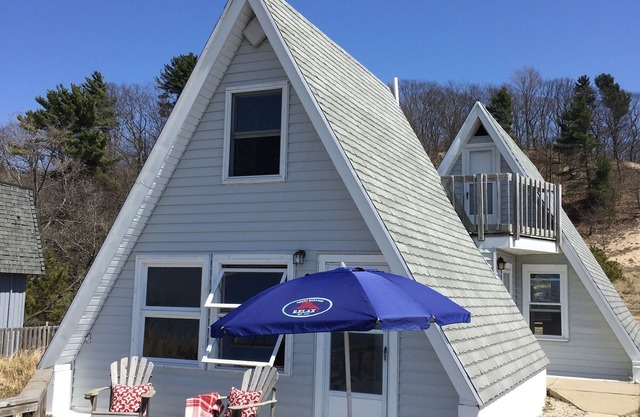 Cottage confortable sur la rive du lac Michigan, récemment rénové, plat et à quelques pas de la plage