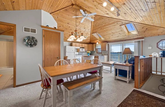 Cozy cottage on okauchee lake
